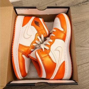 Air Jordan 1 mid Electric Orange